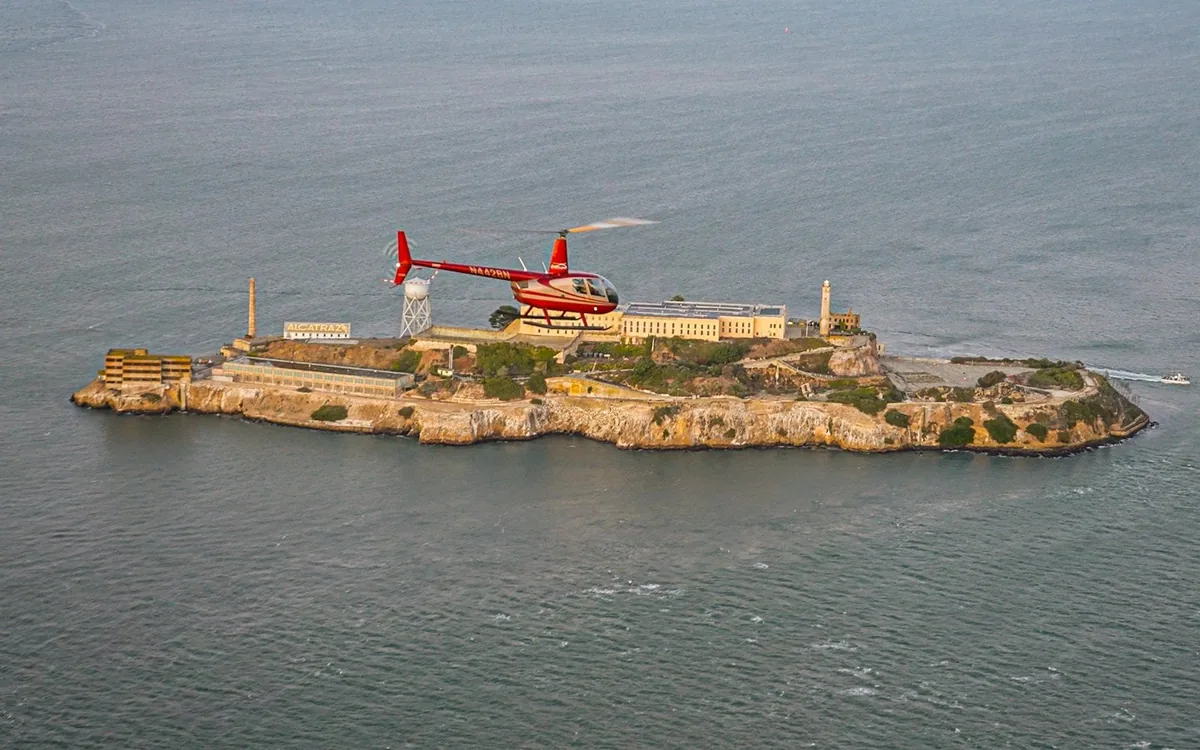 Alcatraz Island vista do ar, a ilha inteira num só enquadramento