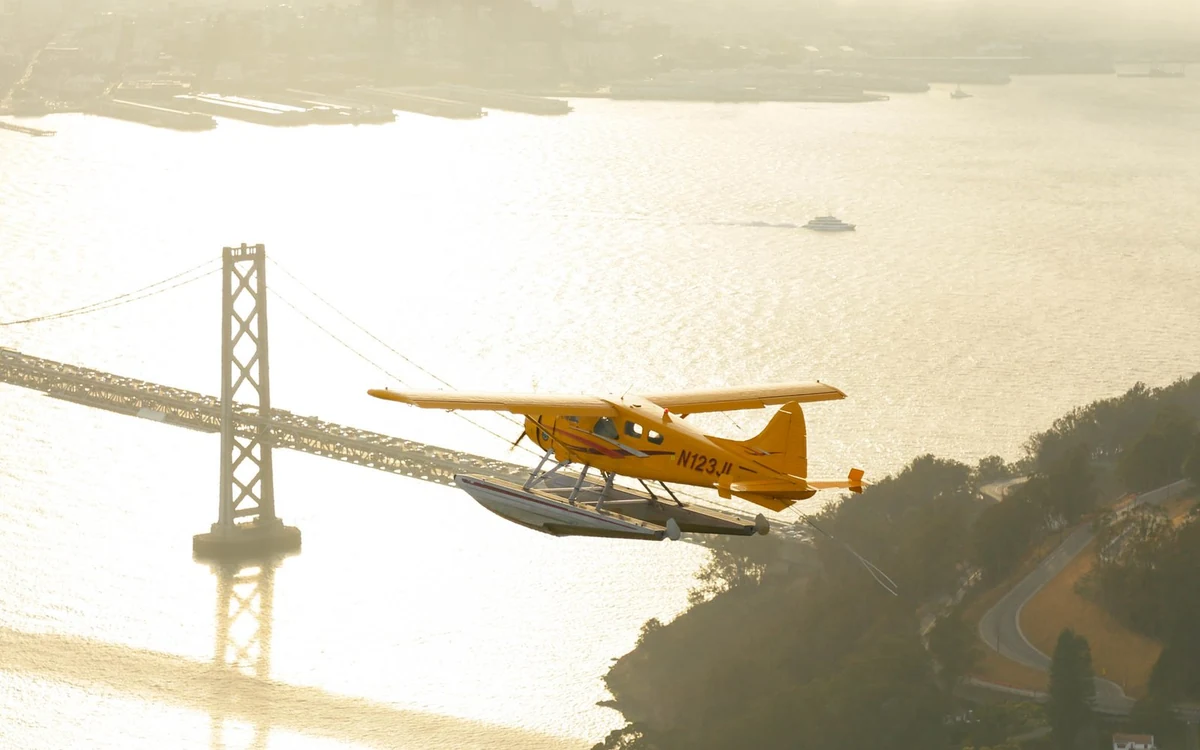 Eine lange Brücke über der Bucht, fotografiert durch ein Flugzeugfenster