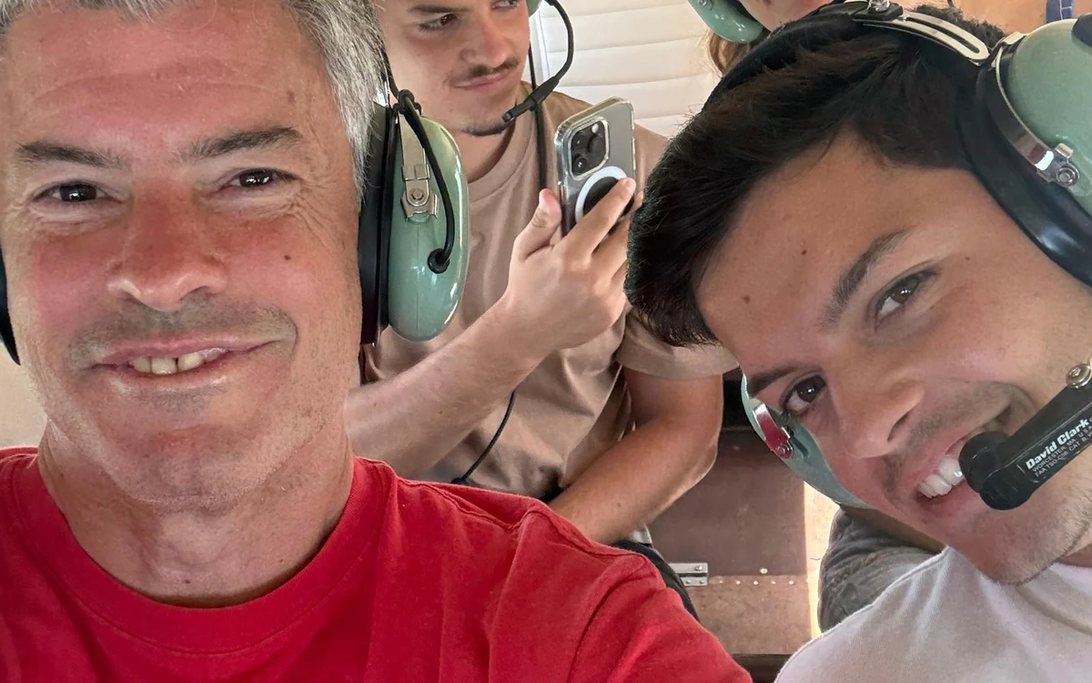 Headsets hängen in der Kabine eines Kleinflugzeugs