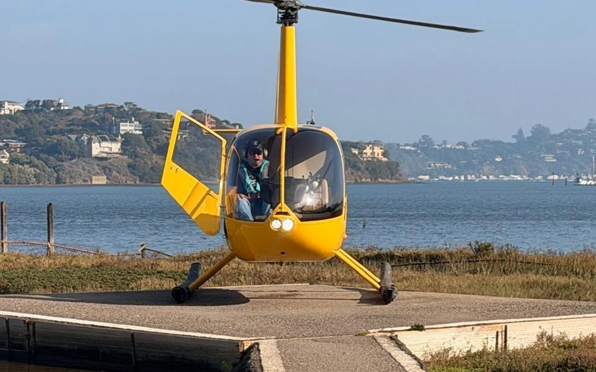 湾上空の機内から見たGolden Gate Bridge