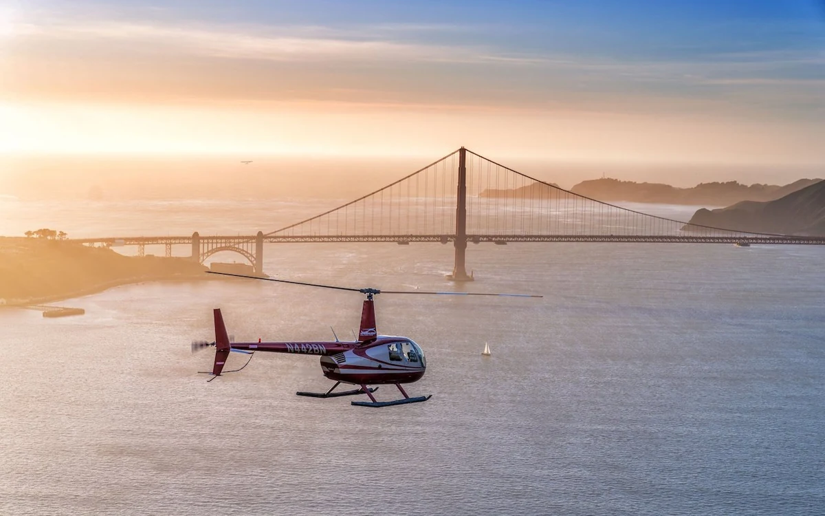 Maszyna nad zatoką San Francisco Bay z panoramą miasta w oddali