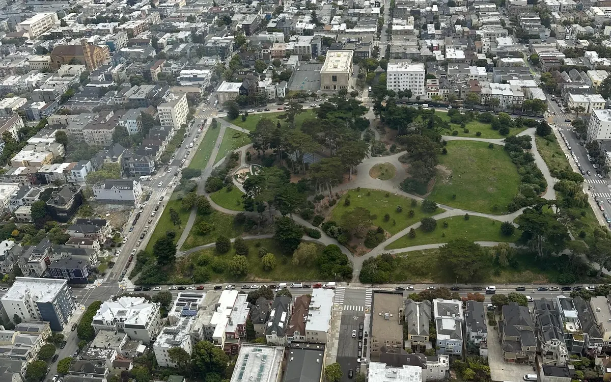 Die Hochhäuser der Innenstadt von San Francisco aus der Luft mit der Bucht dahinter