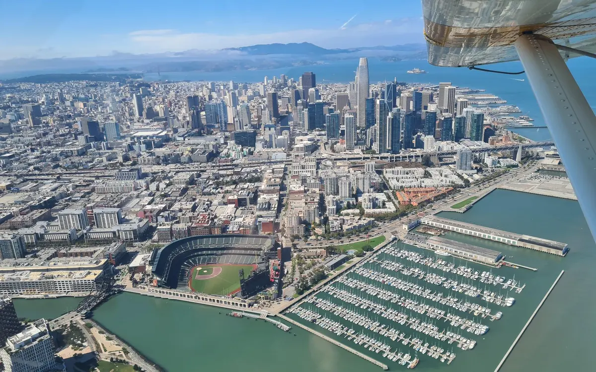 Przystań i miasto widziane z powietrza nad zatoką San Francisco