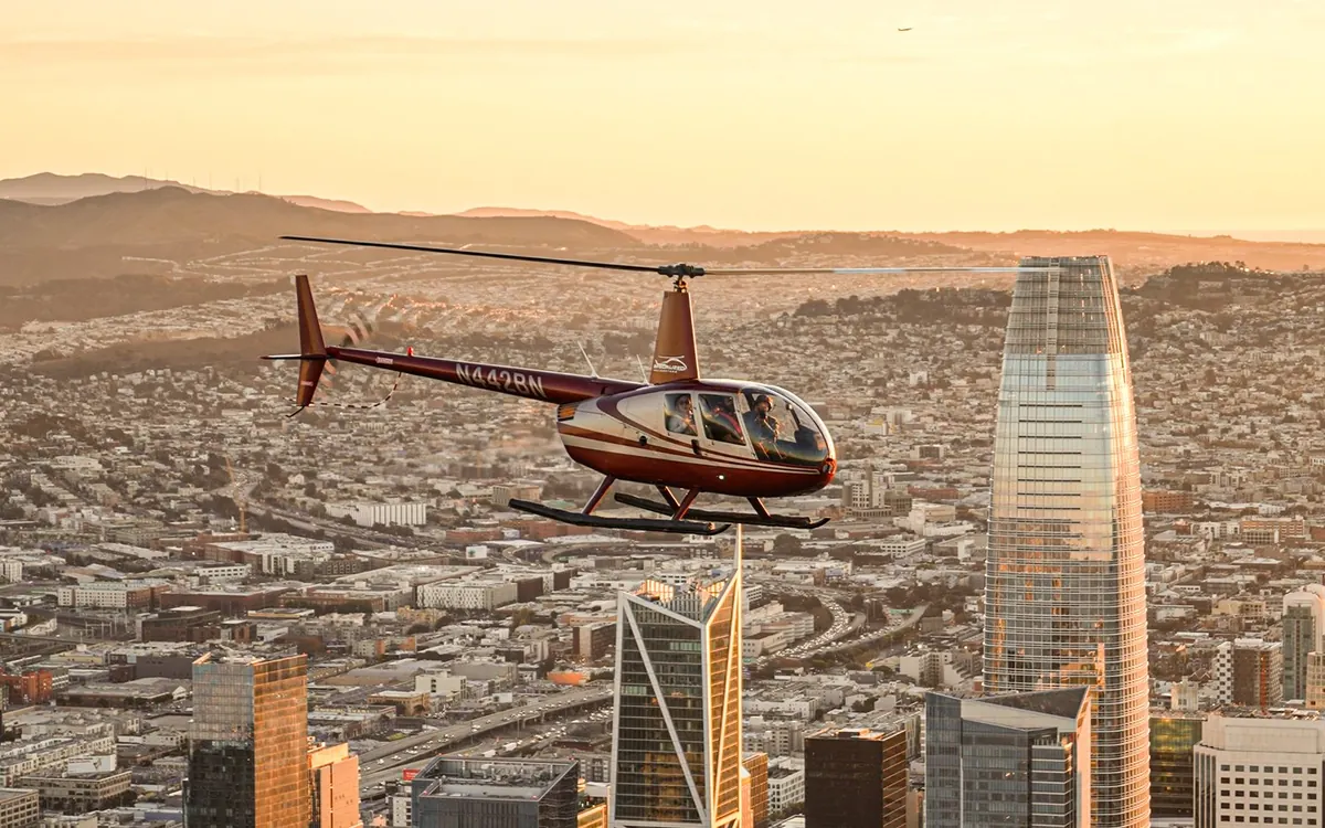 Pięć lotów widokowych odbywa się nad zatoką San Francisco i Golden Gate Bridge